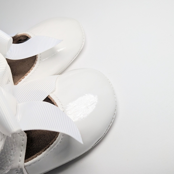 Elegant White Patten Leather Baby Shoes with Bow - Picture 4 of 8